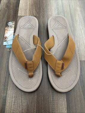 NWT High Tide men's flip flops